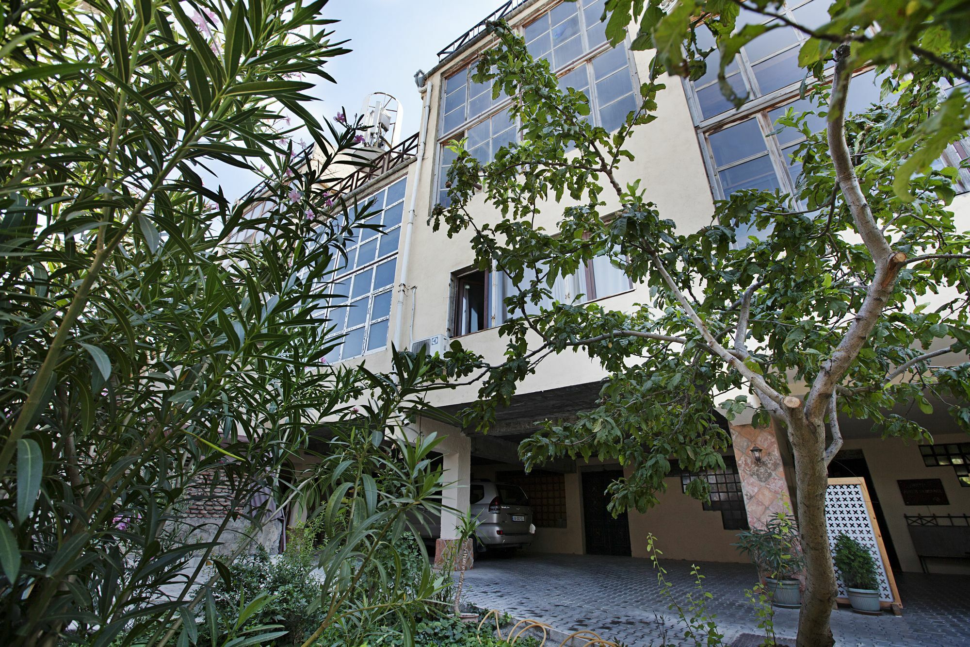 Caravan Villa Tbilisi Exterior photo